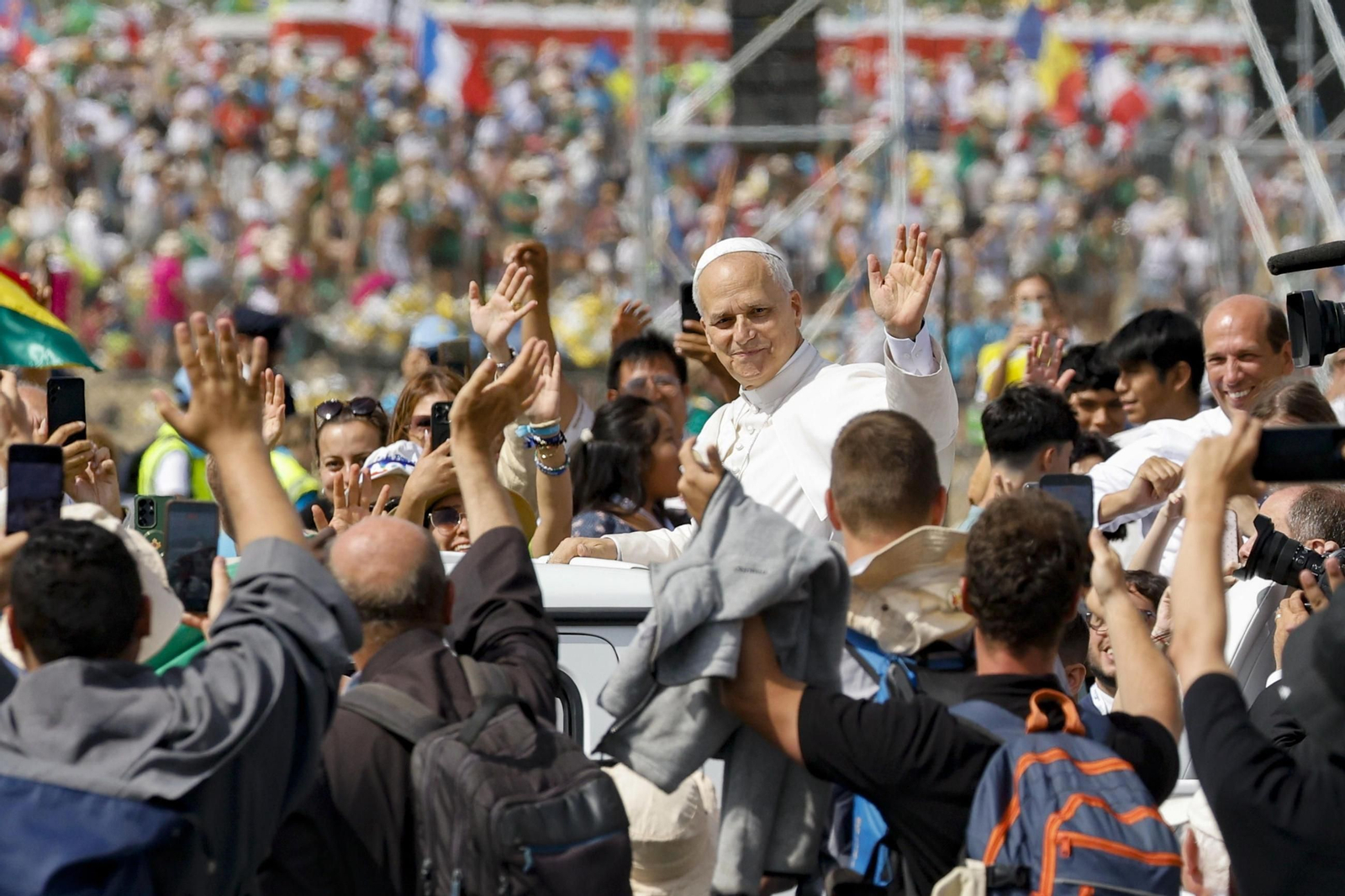El Papa saluda a los miles de jóvenes en la clausura del Jubileo a la afueras de Roma