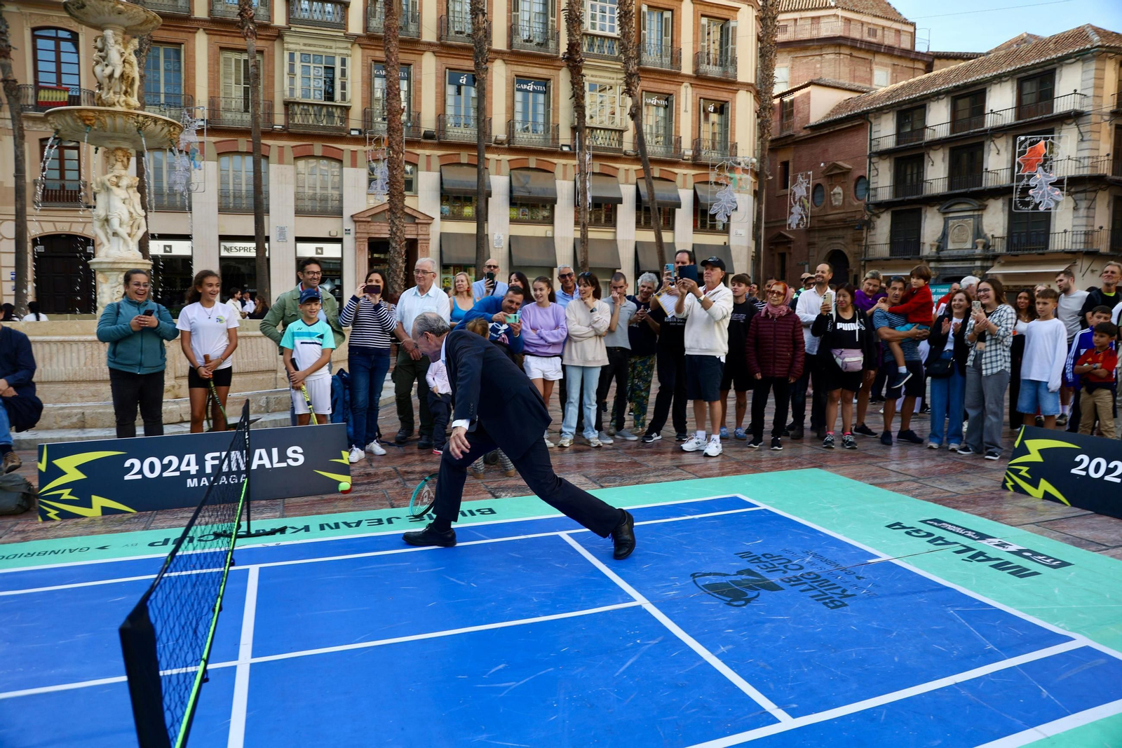 El alcalde De la Torre se anima a jugar con Conchita Martínez en la presentación de la BJKC