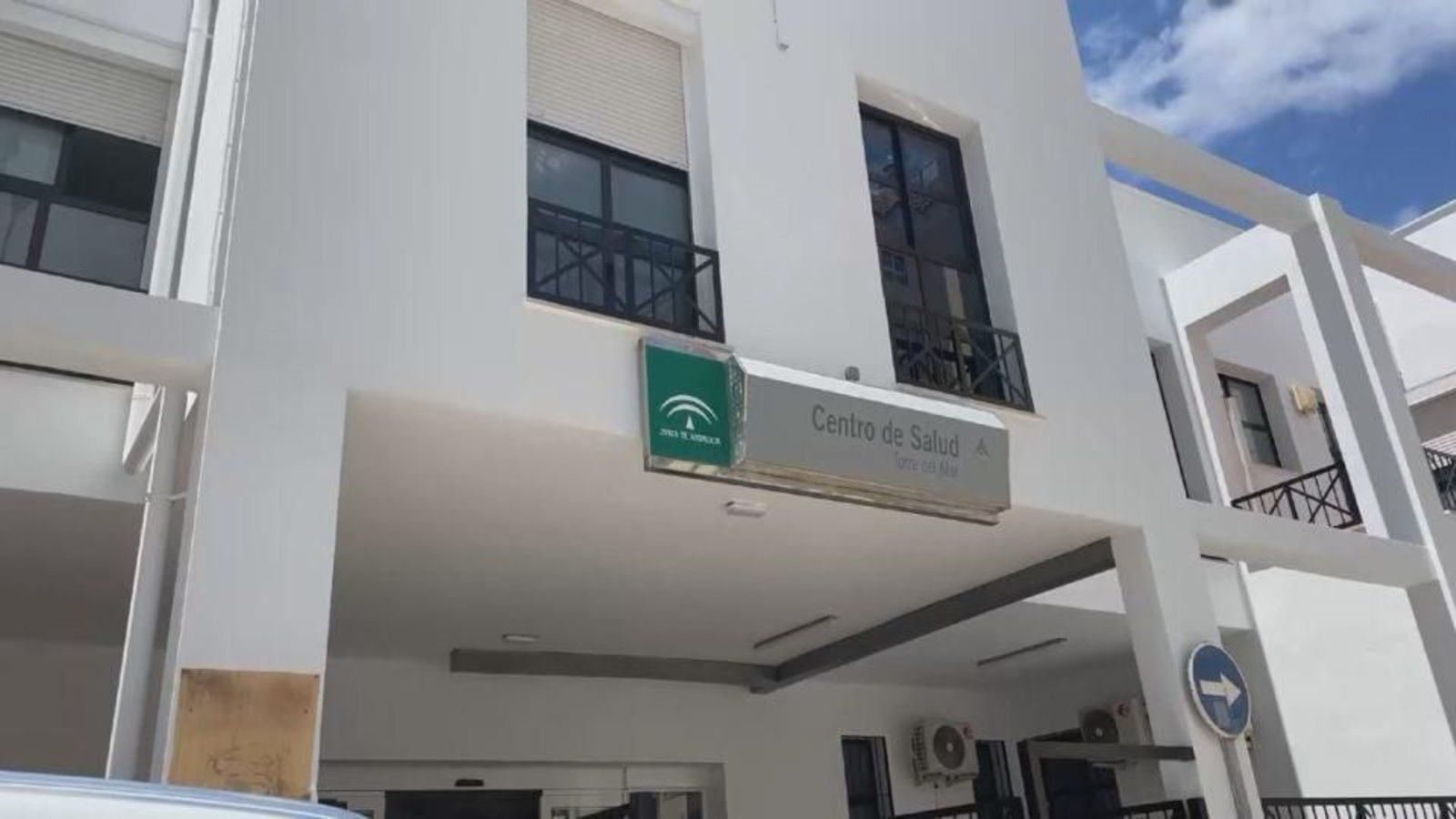 Fachada del centro de salud de Torre del Mar.