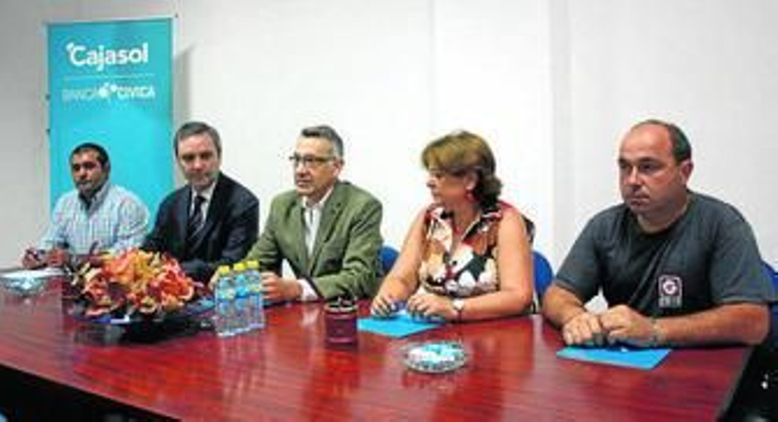 El director territorial de Cajasol-Banca Cívica, con el alcalde y los presidentes de las cooperativas.