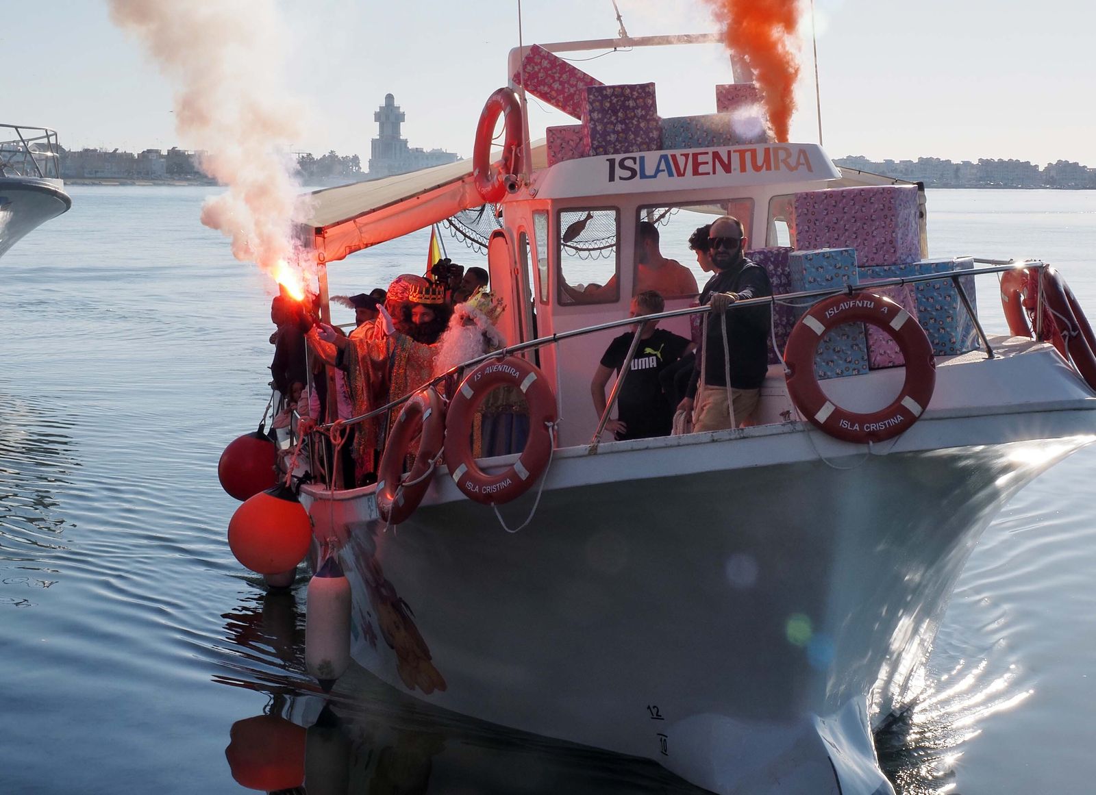 Los Reyes Magos llegan en barco hasta Isla Cristina