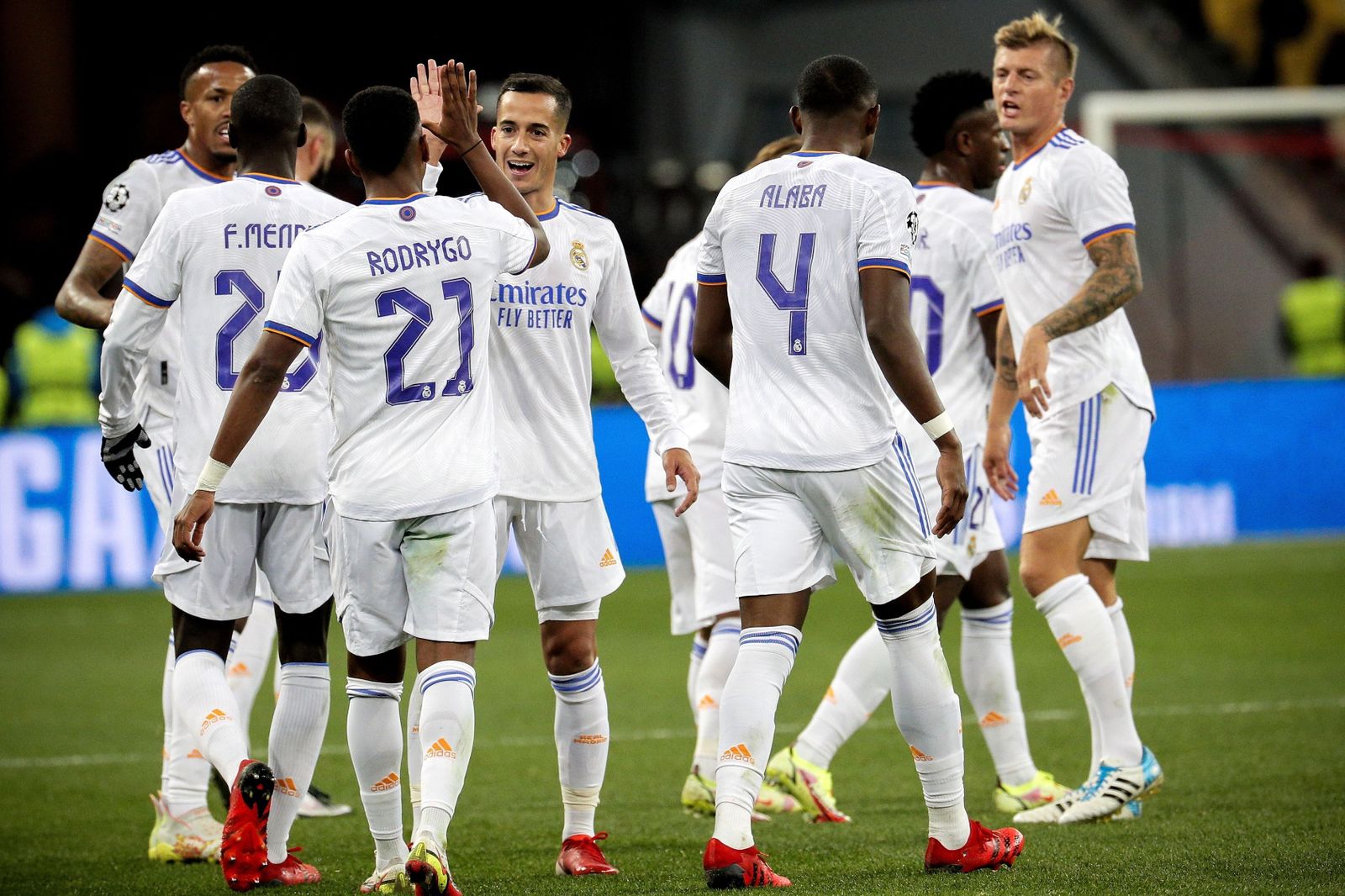 Los jugadores del Real Madrid celebran uno de los goles al Shakhtar Donetsk.