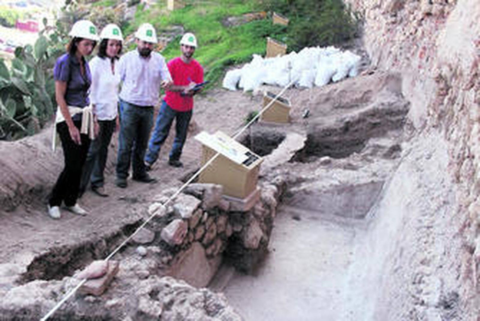 Yolanda Callejón junto a María Luisa García, Lorenzo Cara y Miguel Ángel Gómez o observando el depósito.