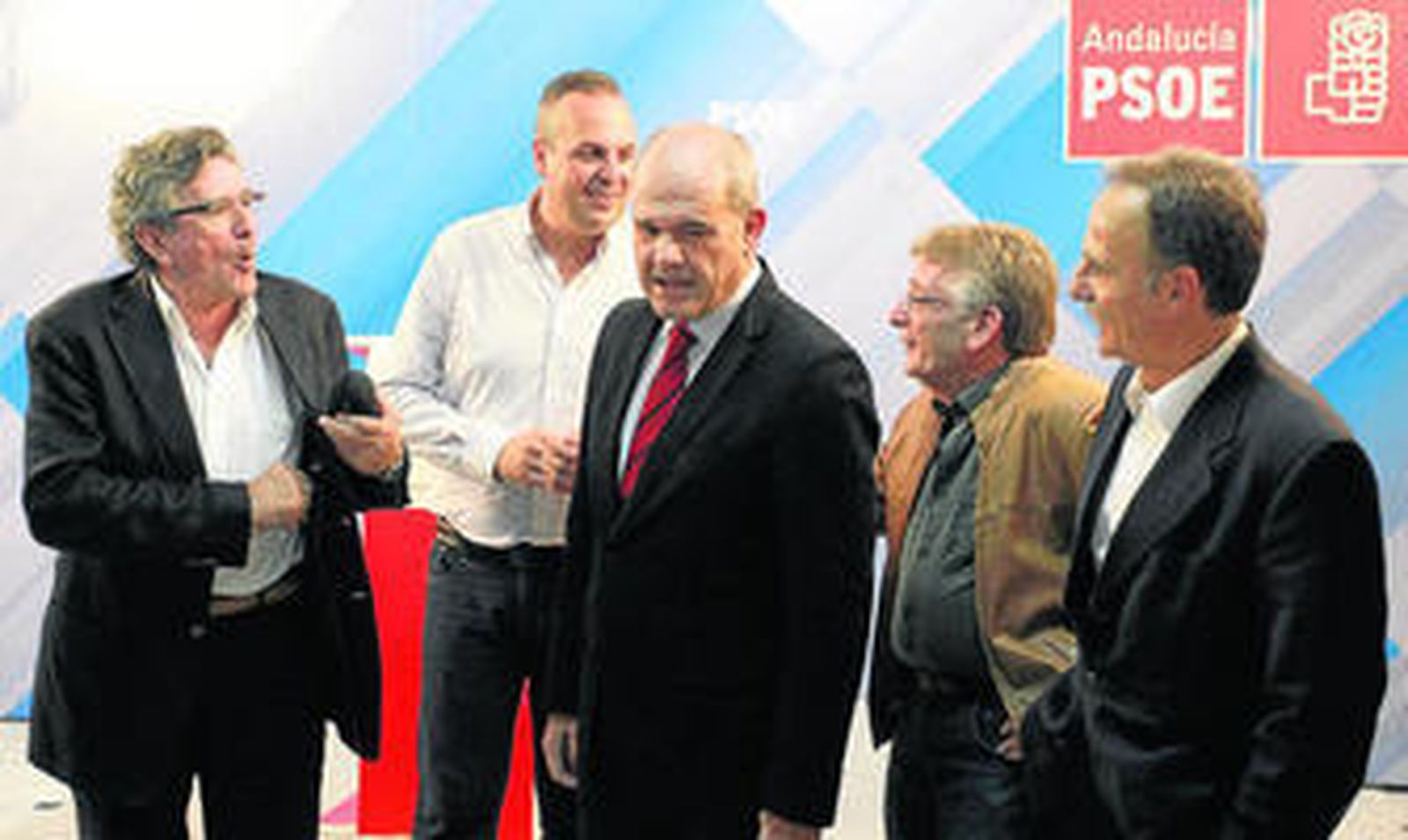 Chaves, acompañado por Pizarro, Ruiz Boix, Cabaña y De la Encina, ayer, durante el acto con simpatizantes en San Roque.