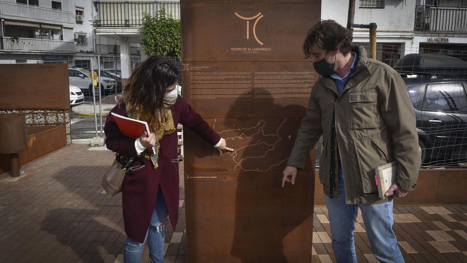 Uno de los totems al inicio del paseo, en el que, entre otra información, se reproduce el mapa con la ubicación del mar en la época del yacimiento.