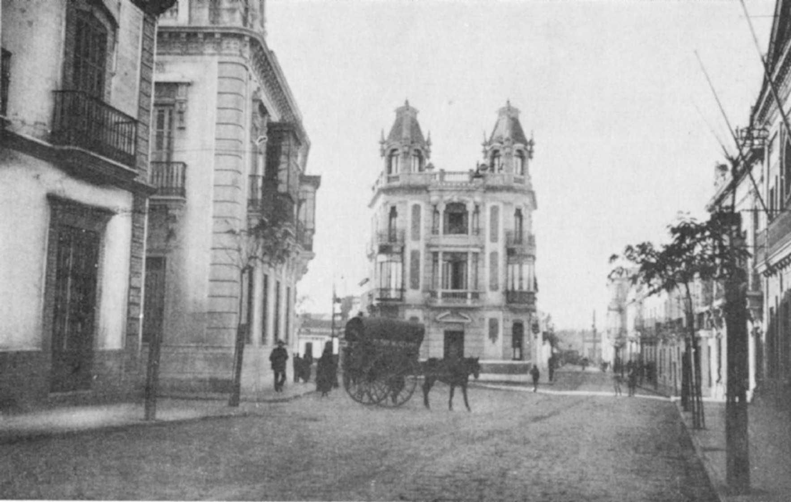 La Casa del Millón se proyecto en 1916, dominando la calle Puerto.