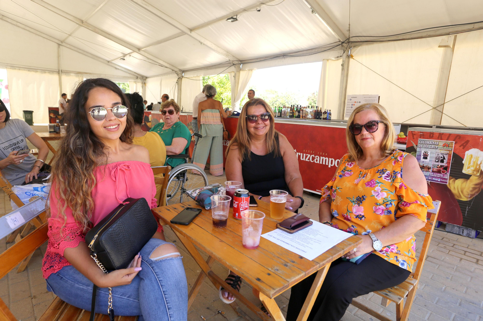 Imágenes del ambiente de Jueves en las Colombinas de día de Isla Chica