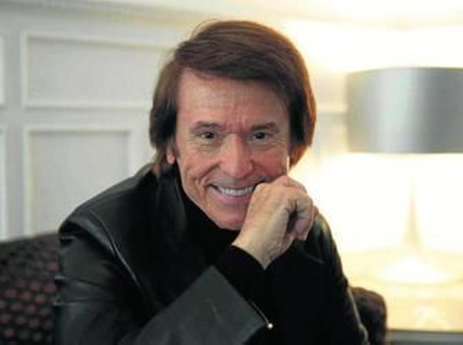 El artista Raphael fotografiado durante la entrevista.