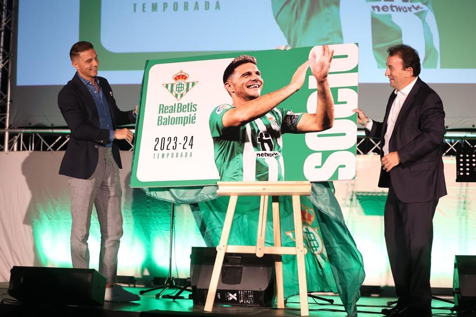 Joaquín muestra la imagen del carnet de abonado del próximo curso.