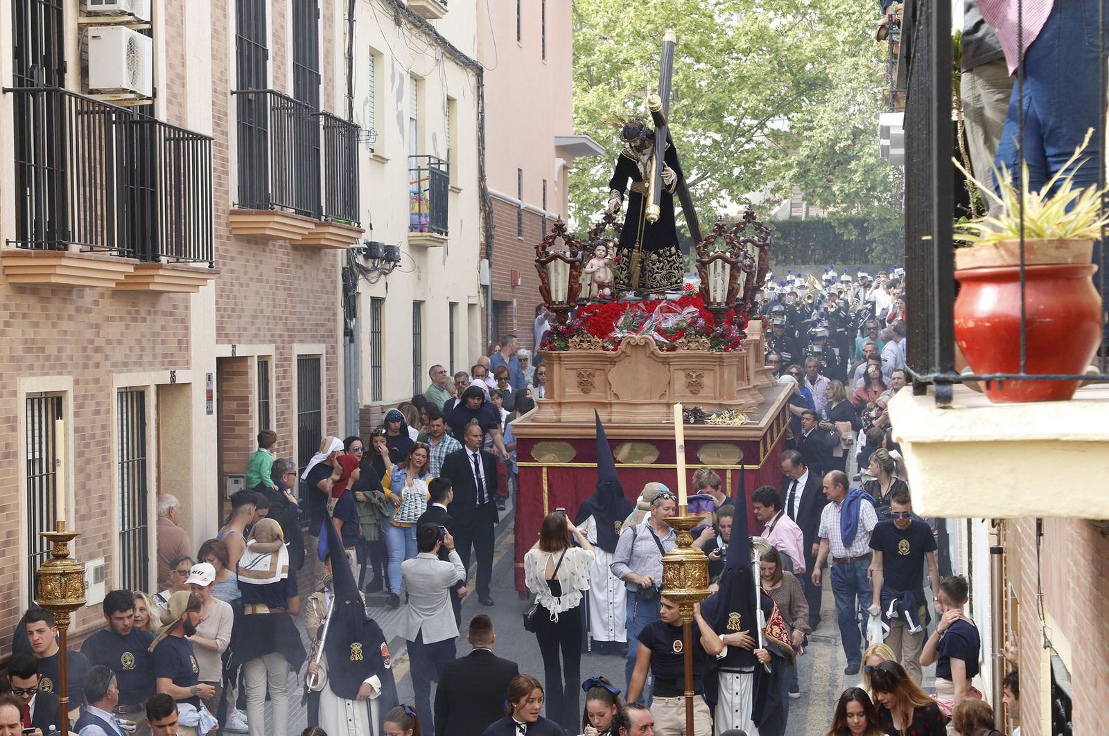 Imágenes del recorrido de la Hermandad de la Redención por las calles de Huelva