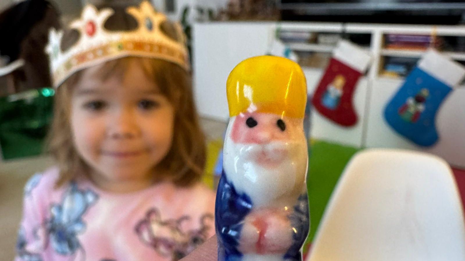 Una niña encuentra el rey mago de la suerte en su roscón.