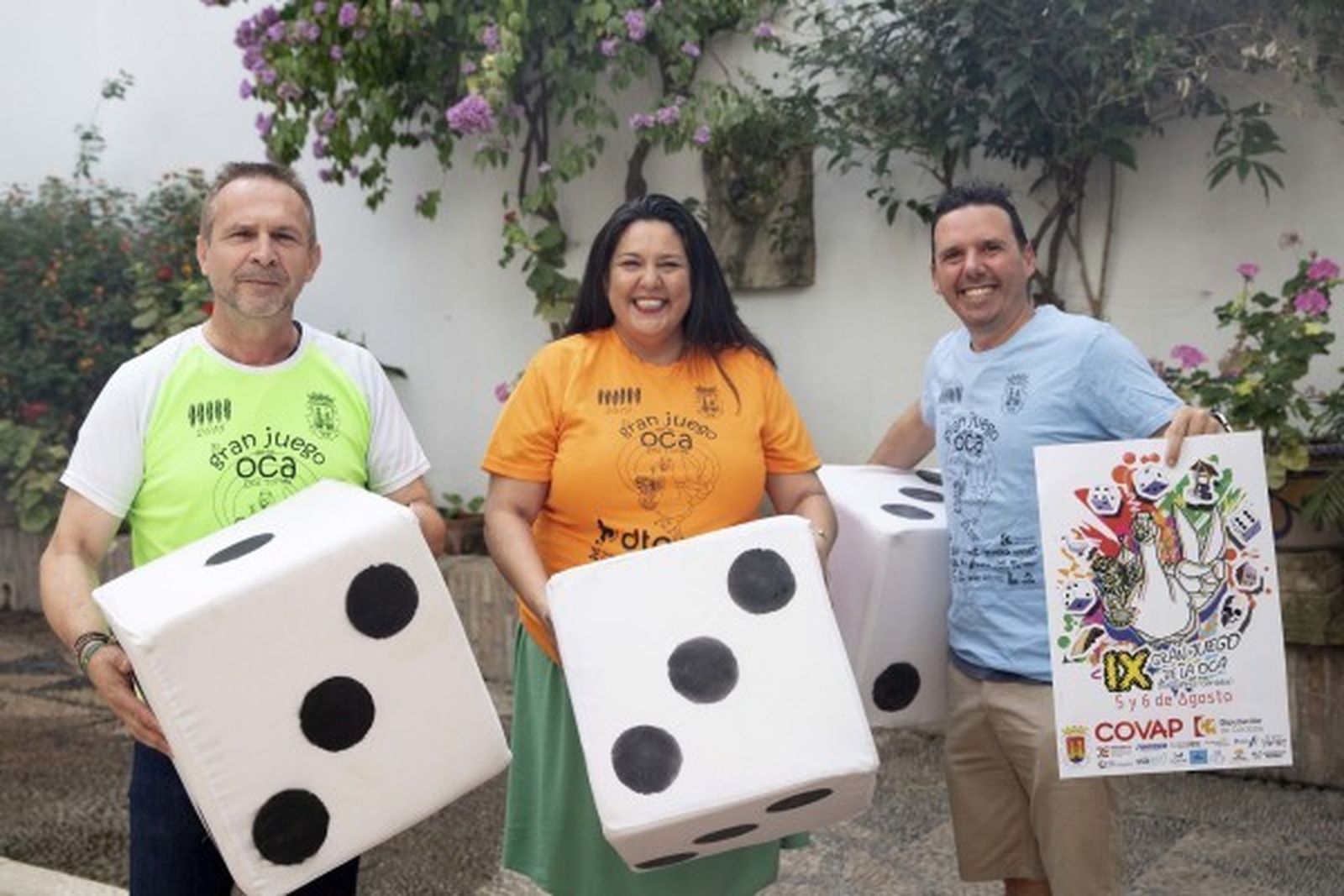 Dolores Amo junto al alcalde de Dos Torres y el presidente de la Asociación del Juego de la Oca