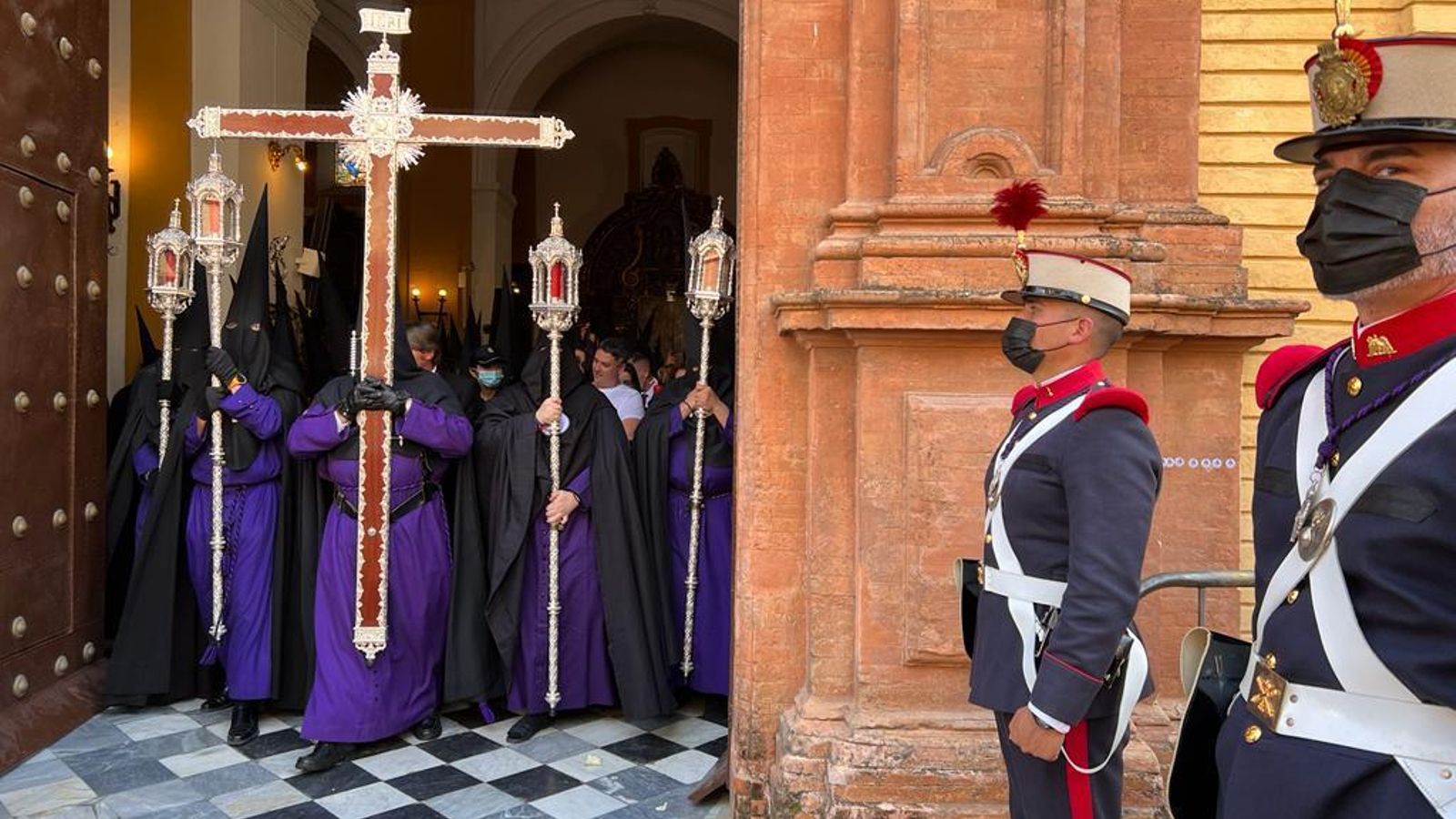 Sale la cruz de guía de San Bernardo.