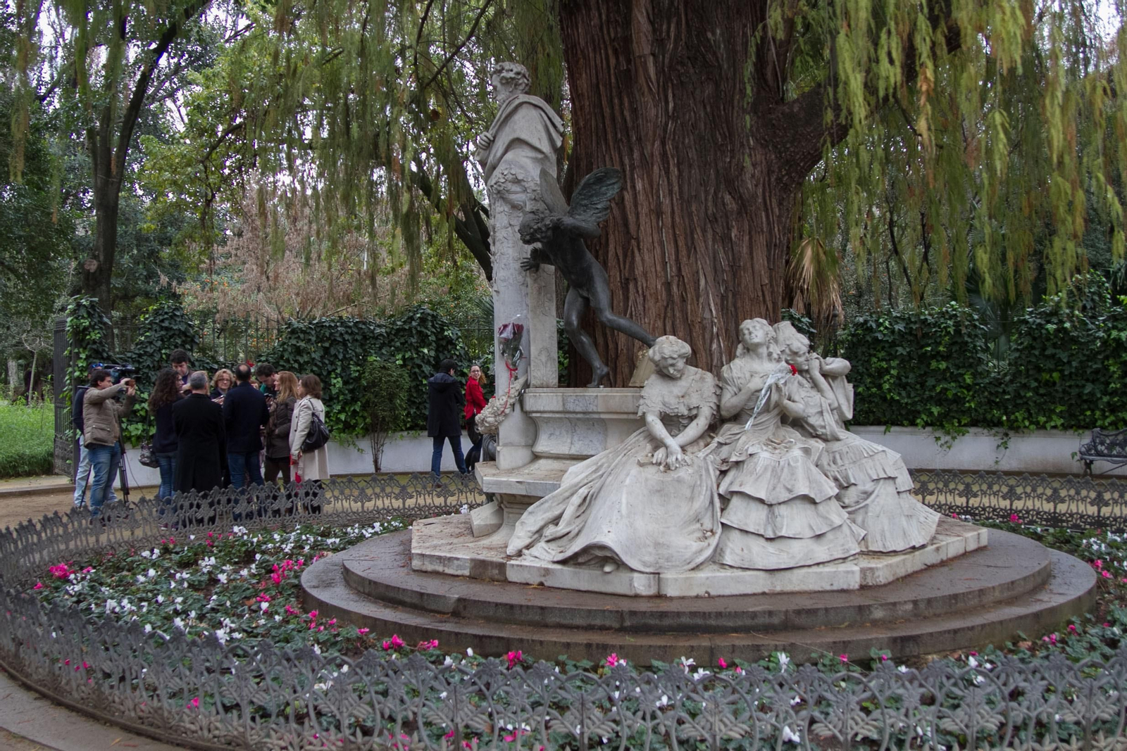 La visita teatralizada homenaje a los Hermanos Bécquer por San Valentín arranca en la Glorieta de Bécquer del Parque de María Luisa.