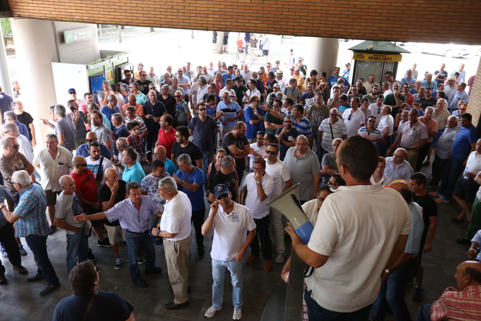 Asamblea de taxistas en Santa Justa.