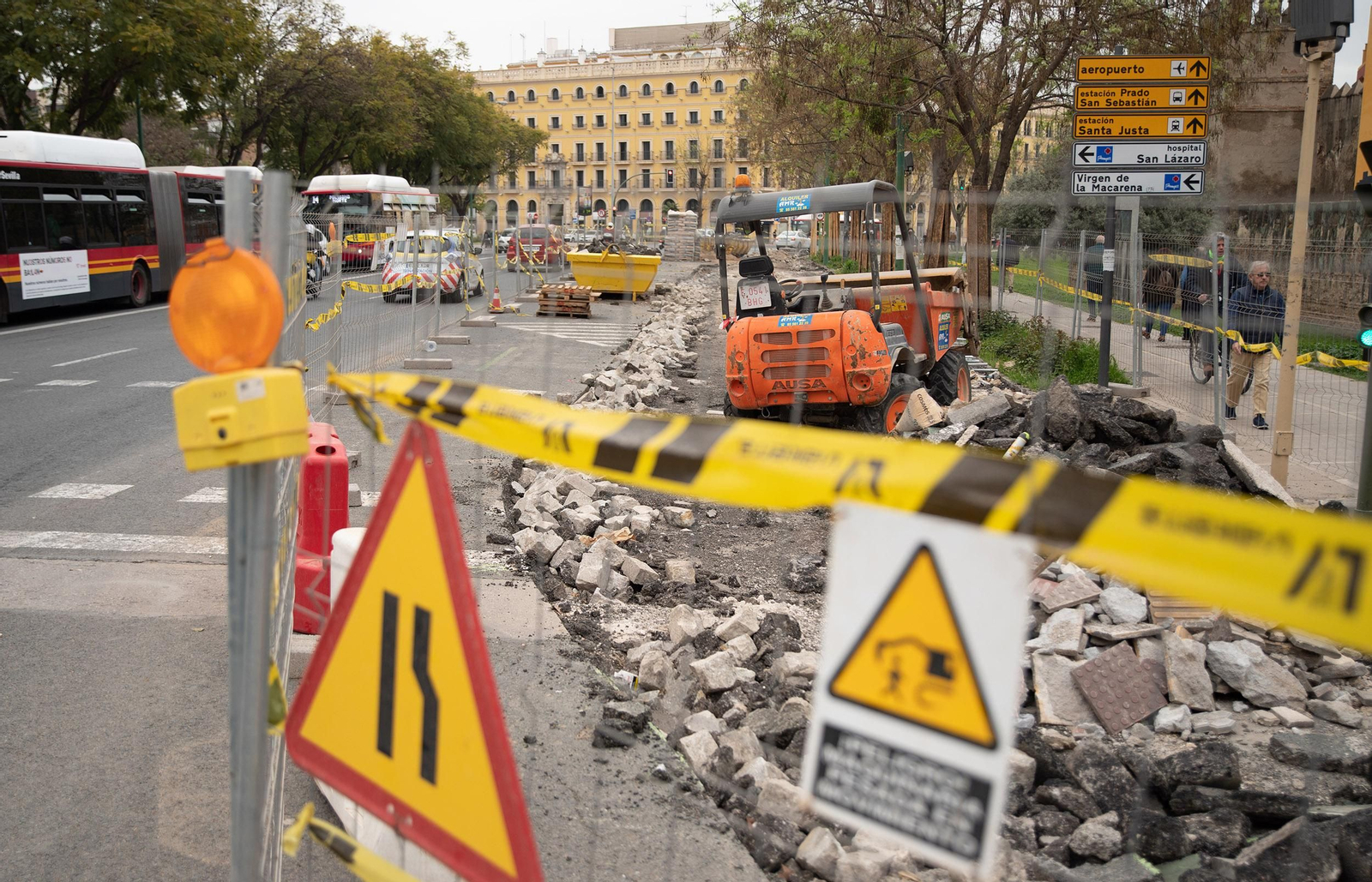 Obras de peatonalización en una calle de Sevilla.