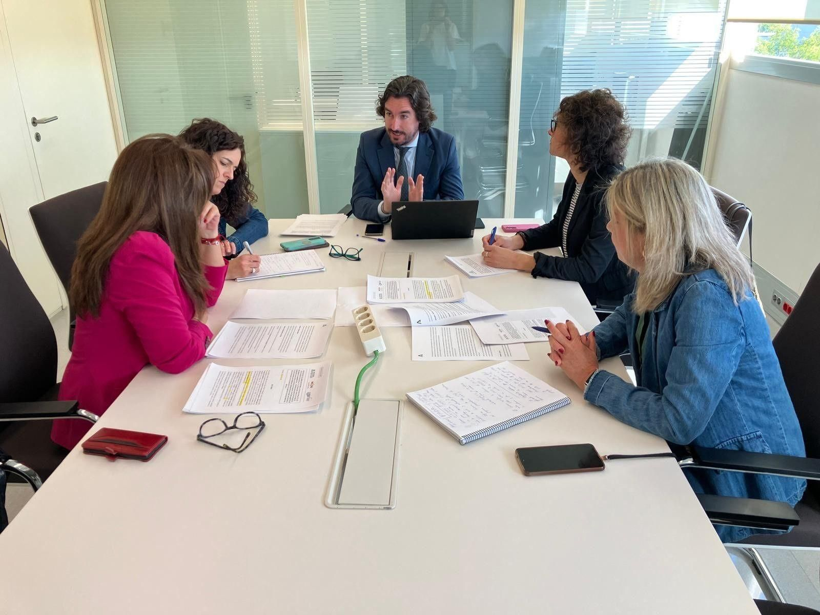 Reunión para poner en marcha la incubadora de empresas espaciales en Sevilla.