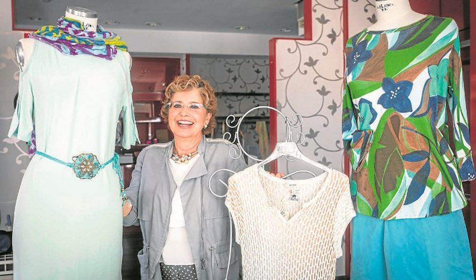 Concha Rodríguez-Rubio ayer en la tienda junto al escaso género que ha quedado.