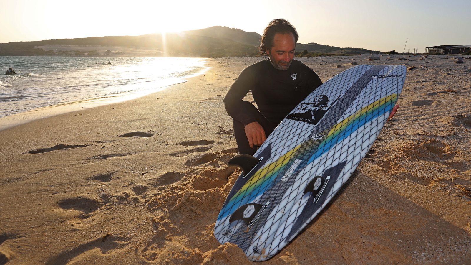 Fonsy Delgado rinde homenaje a Paco de Lucía en las playas de Tarifa
