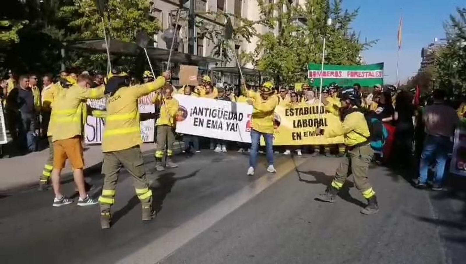 Bomberos forestales de Infoca golpean el suelo durante una concentración en Granada
