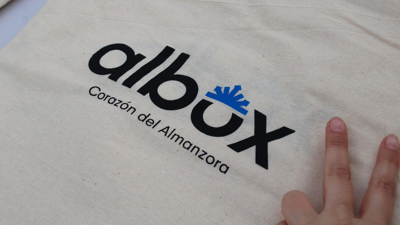 El Ayuntamiento está obsequiando bolsas de tela con la nueva imagen.