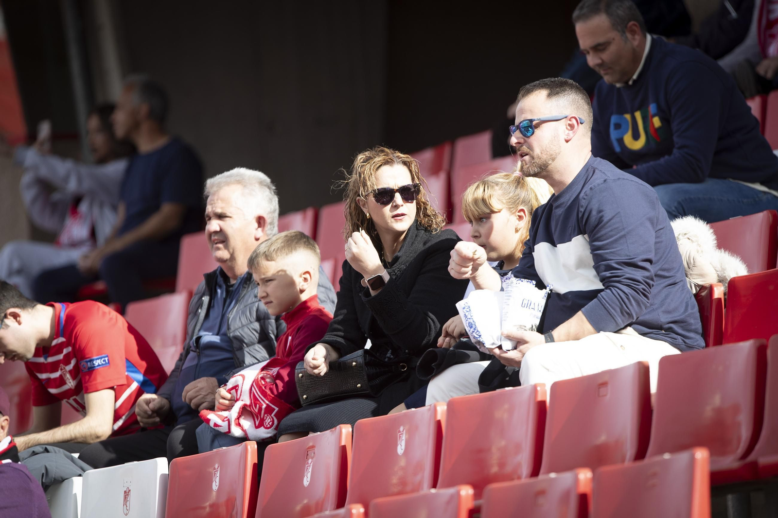 Encuéntrate en el recibimiento al Granada y la grada de Los Cármenes