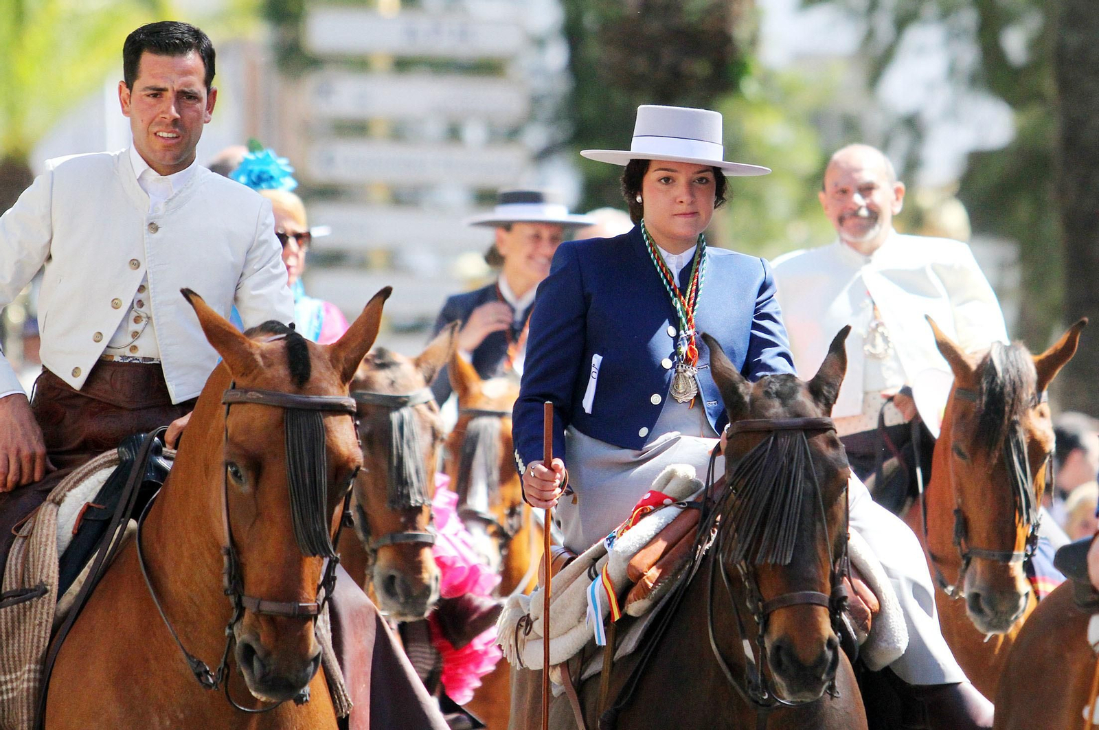 Imágenes de los caballistas, peregrinos a pie y carros de la Hdad de Emigrantes
