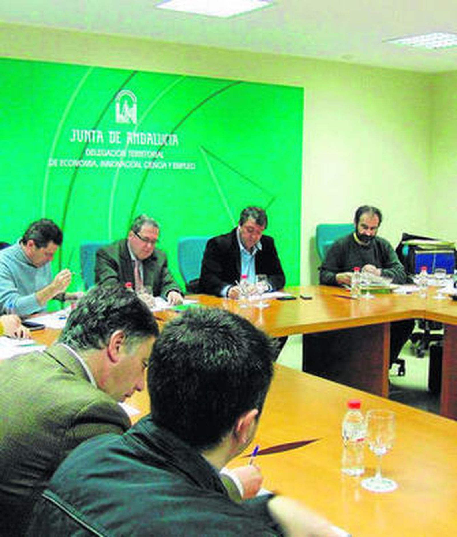 Reunión presidida por el delegado territorial de Economía.