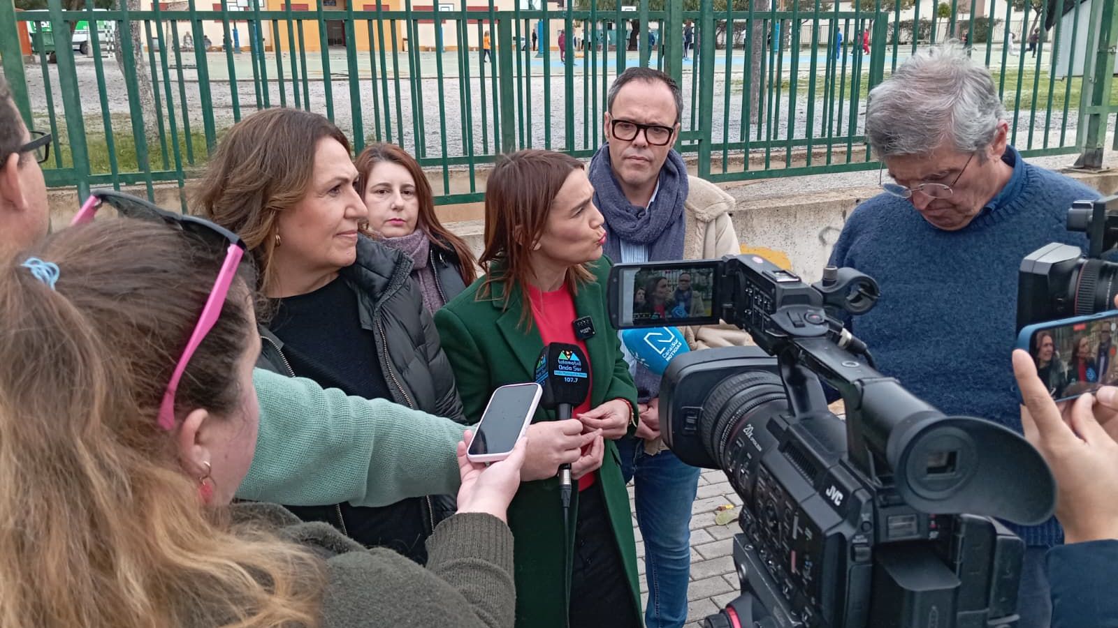 La socialista Olga Manzano durante su visita al cento educativo