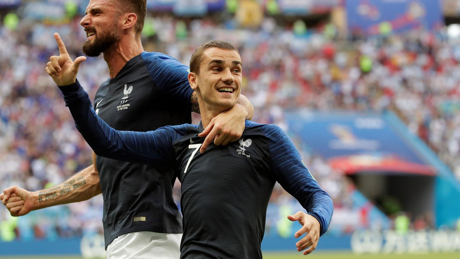 Griezmann celebra con Giroud el primer tanto galo.