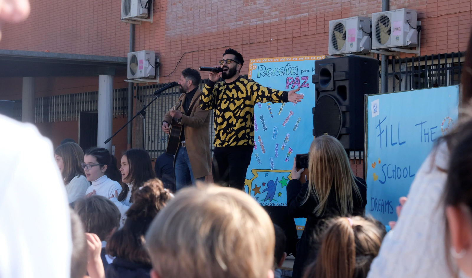 El concierto de Los Aslándticos en el colegio Pablo García Baena de Córdoba, en imágenes
