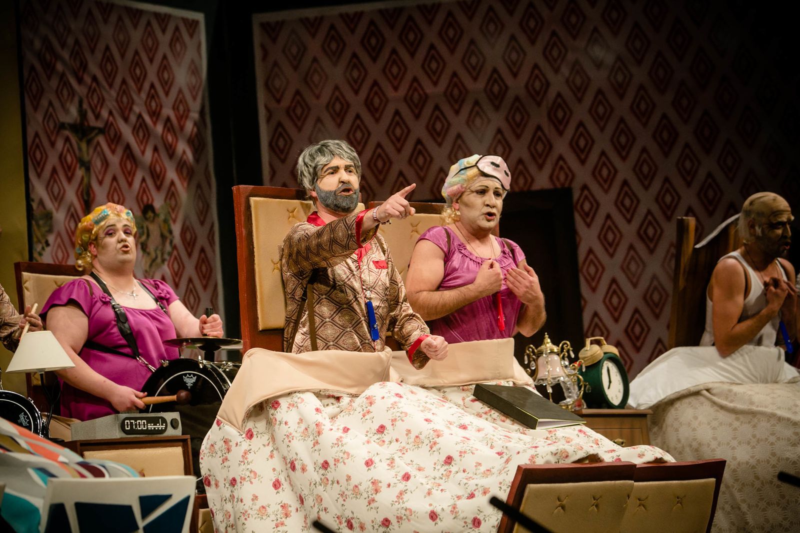 La chirigota "Tú de izquierdas y yo de derechas"