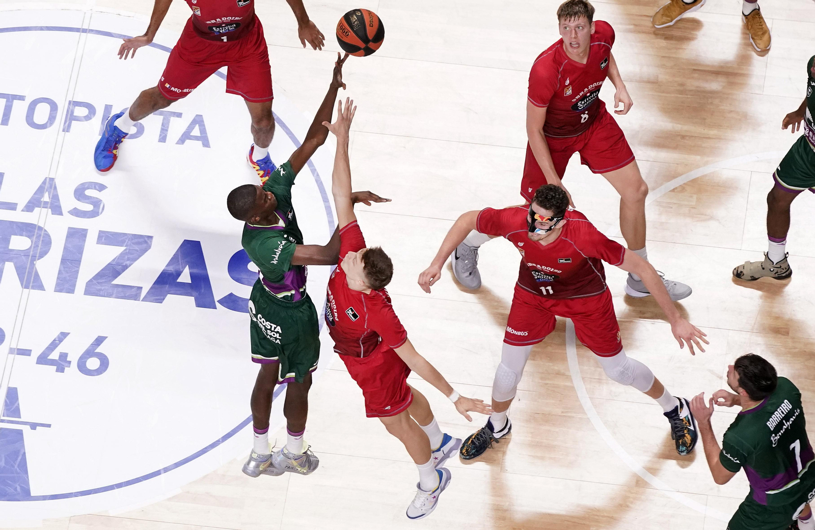 Yannick Nzosa lanza a canasta ante el Obradoiro.