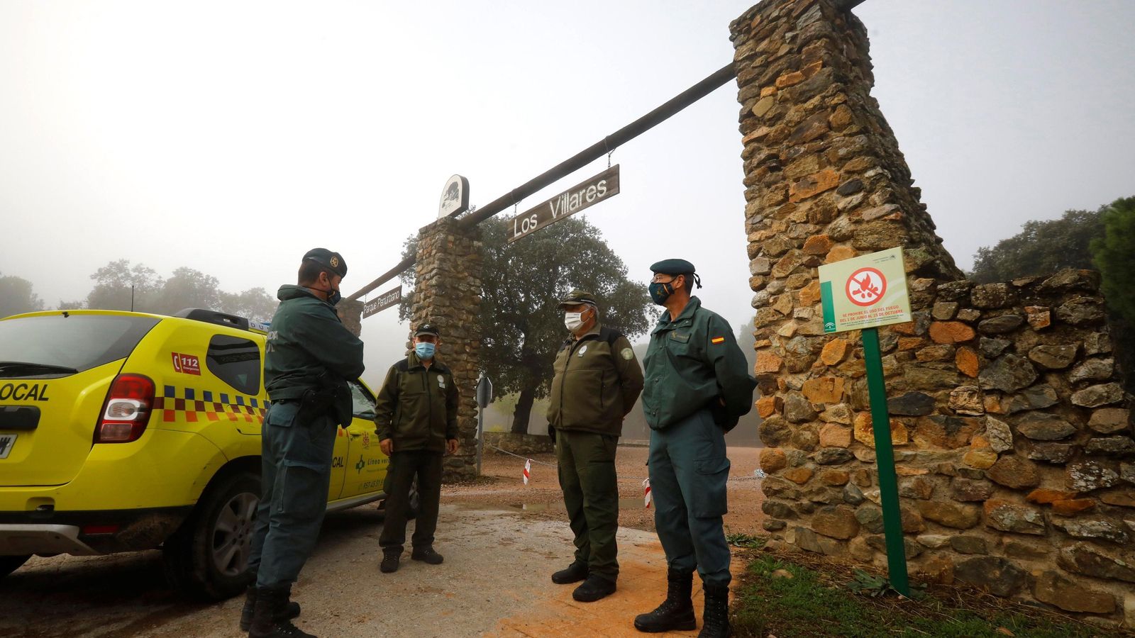 La Guardia Civil y guardas forestales controlan la entrada a Los Villares, el pasado 2020.