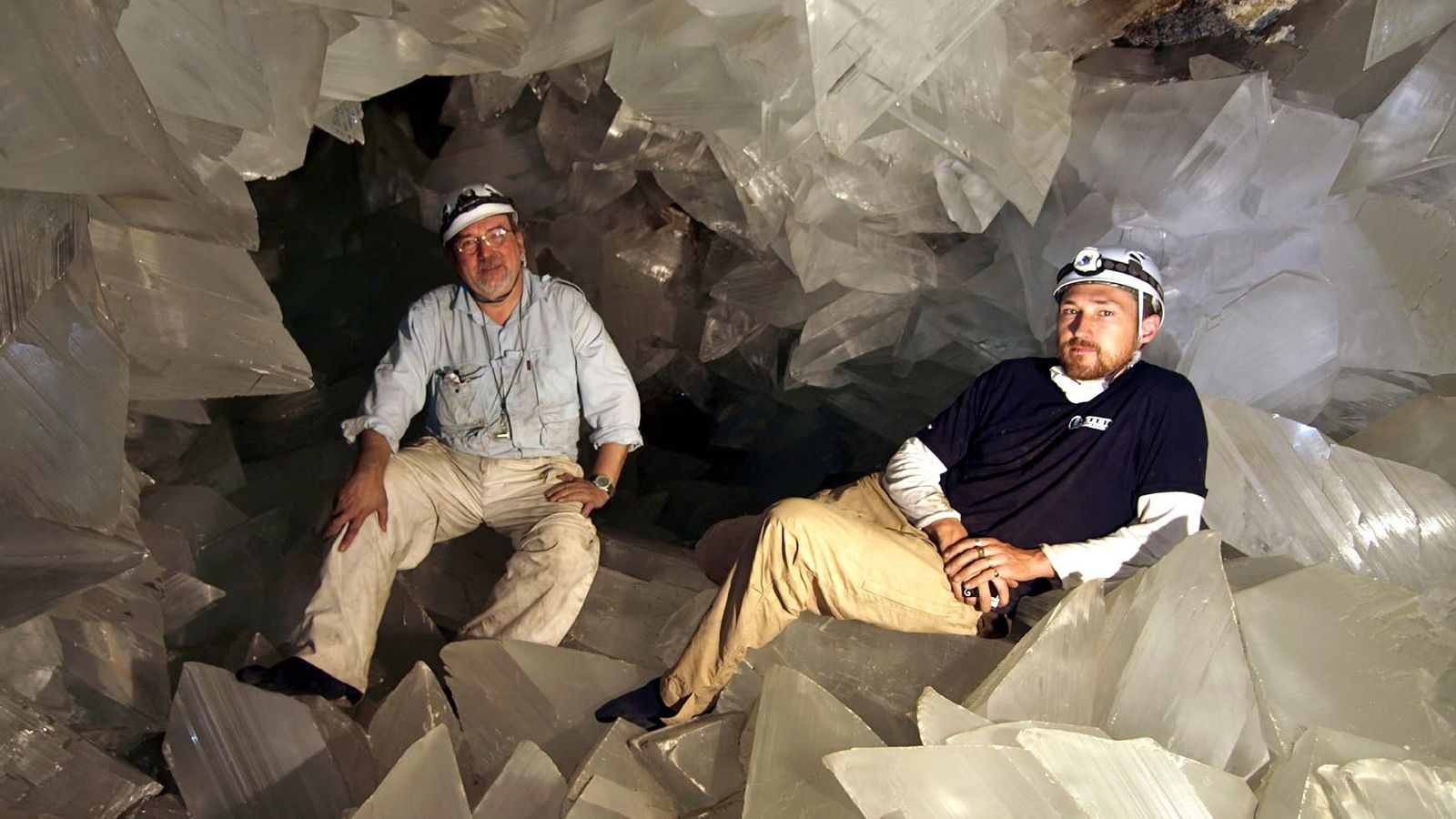 Investigadores en el interior de la Geoda Gigante de Pulpí