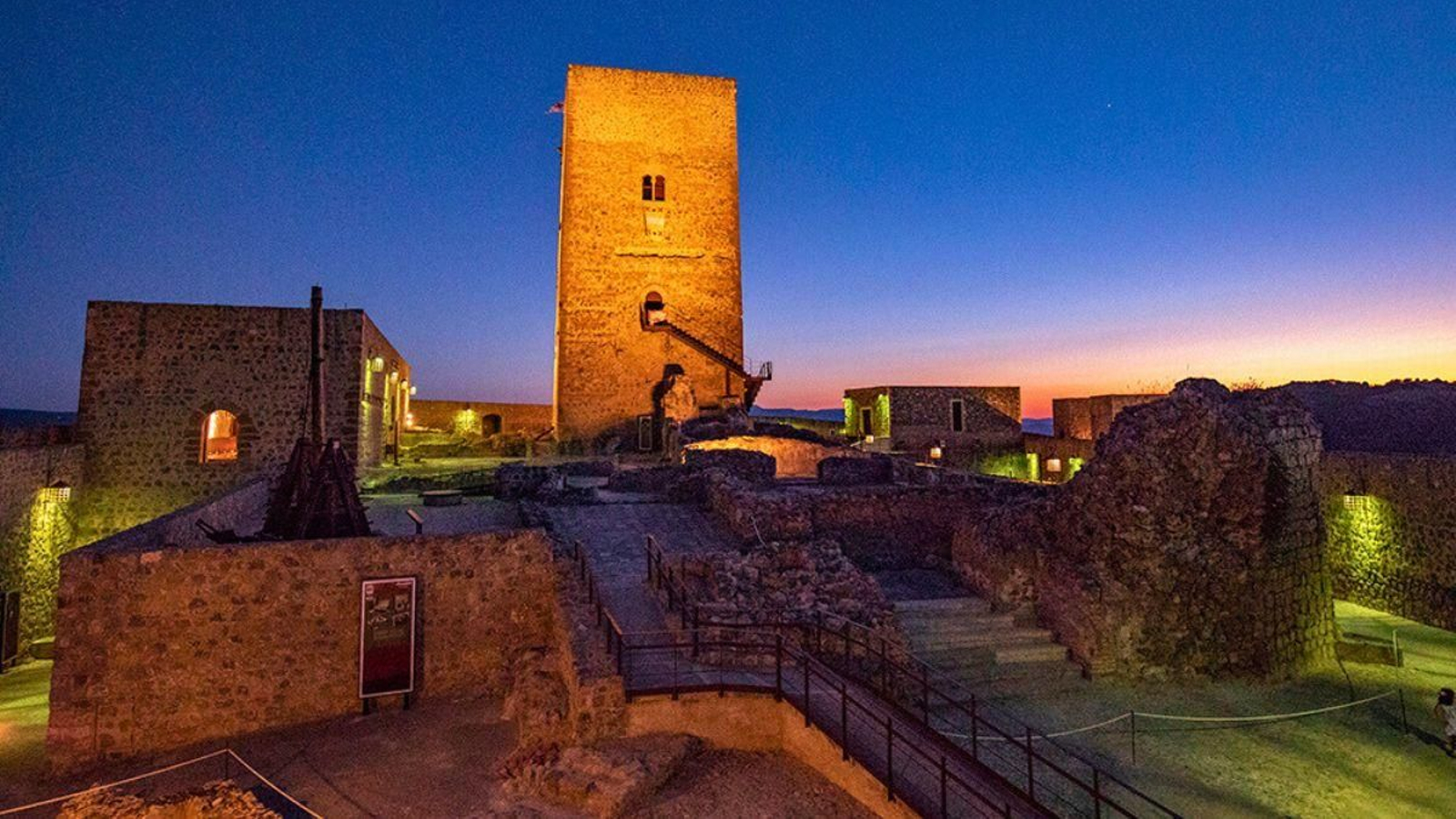 La visita nocturna teatralizada a la fortaleza jiennense es una de las actividades con más demanda de público.