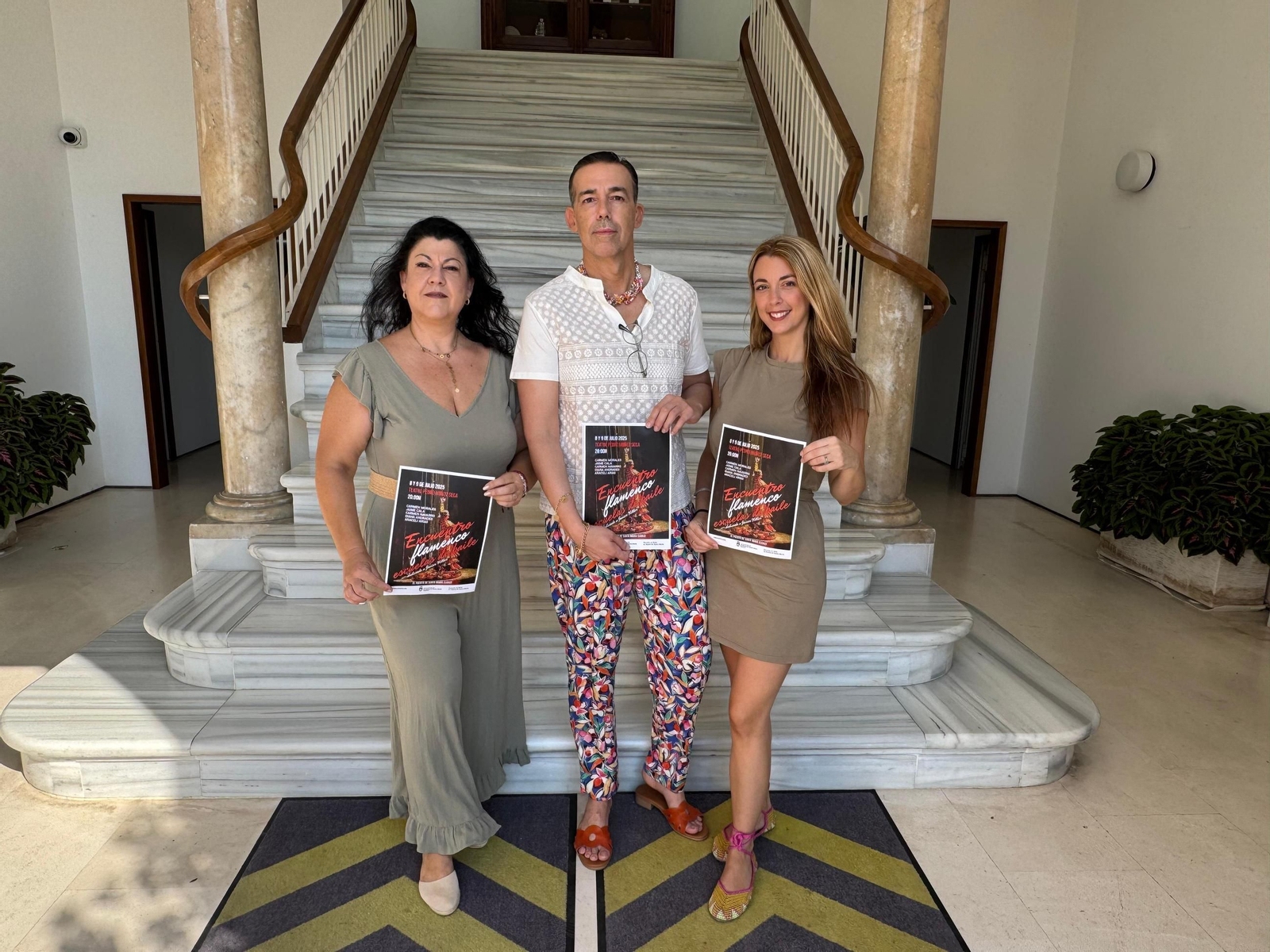 Las profesoras Araceli Arias y Diana Andrades, con David Calleja.