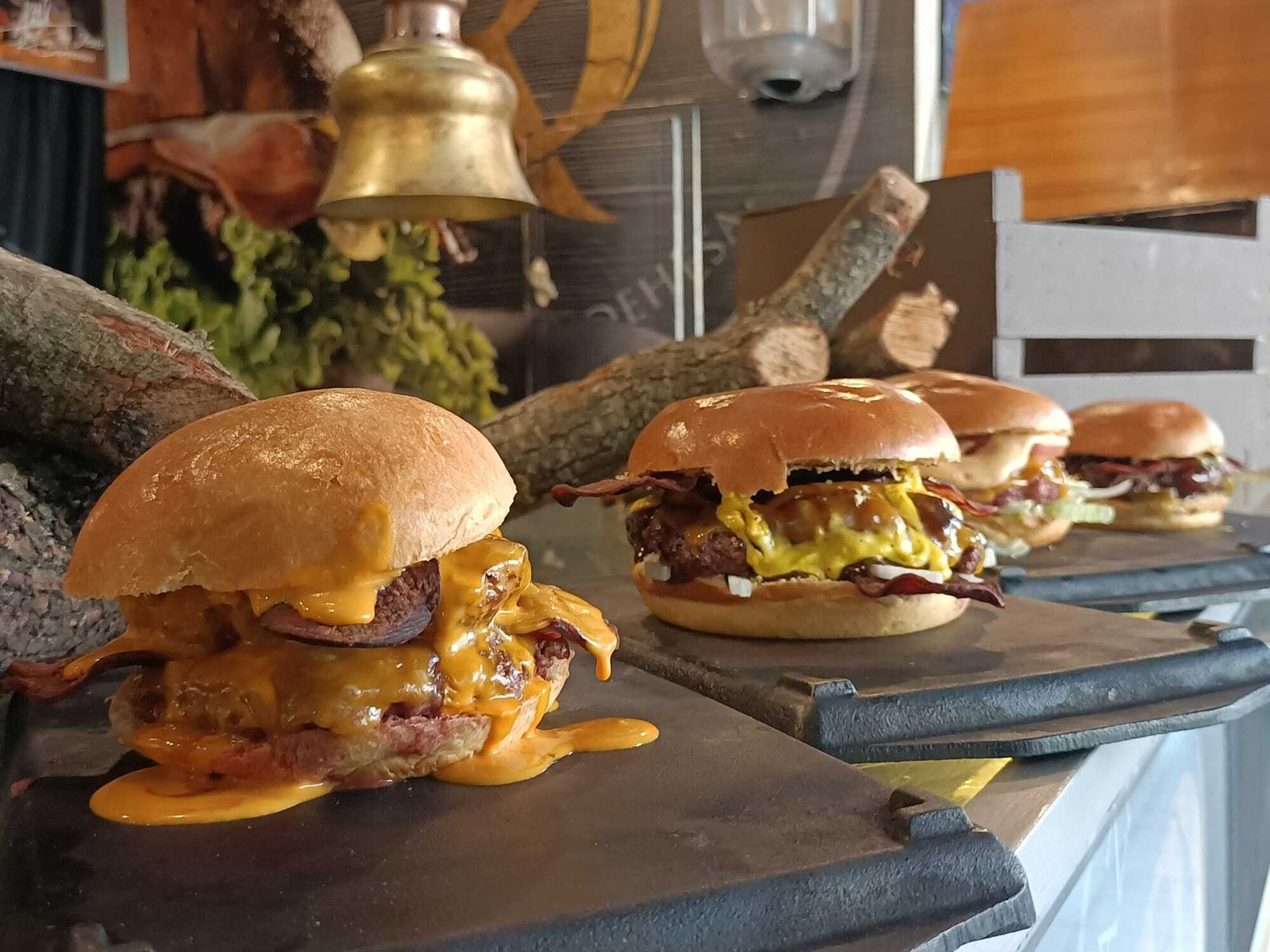 En Raza y Dehesa dan un toque de brasa final al brioche justo antes de servir