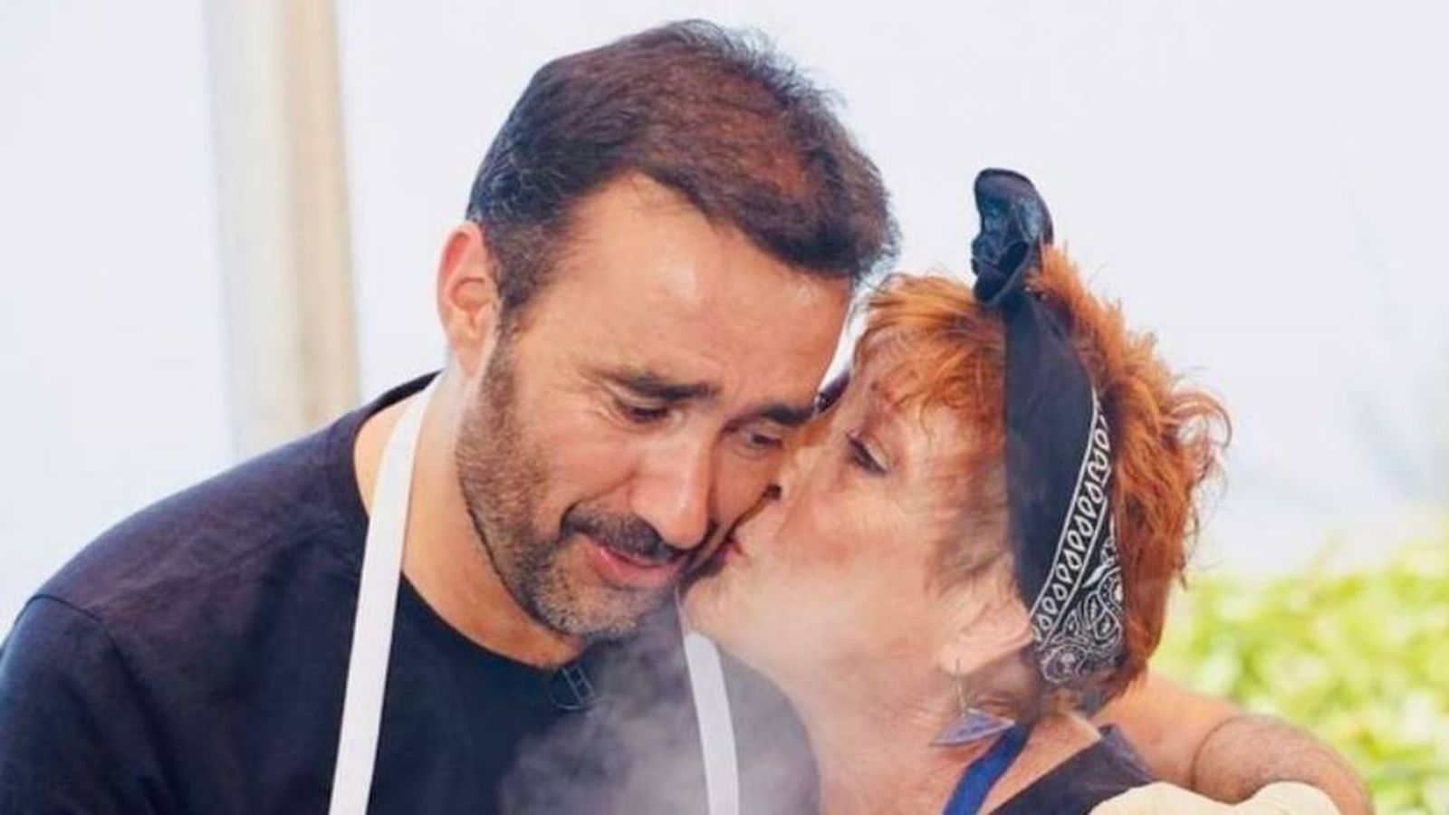 Verónica da un beso a Juanma Castaño en una prueba de exteriores de 'MasterChef Celebrity'.