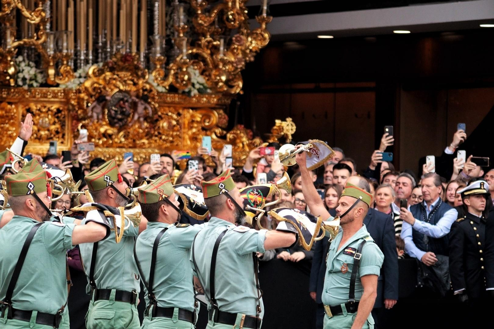 Las fotos de la Legión en el traslado del Cristo de Mena en Málaga este Jueves Santo Las fotos de la Legión en el traslado del Cristo de Mena en Málaga este Jueves Santo