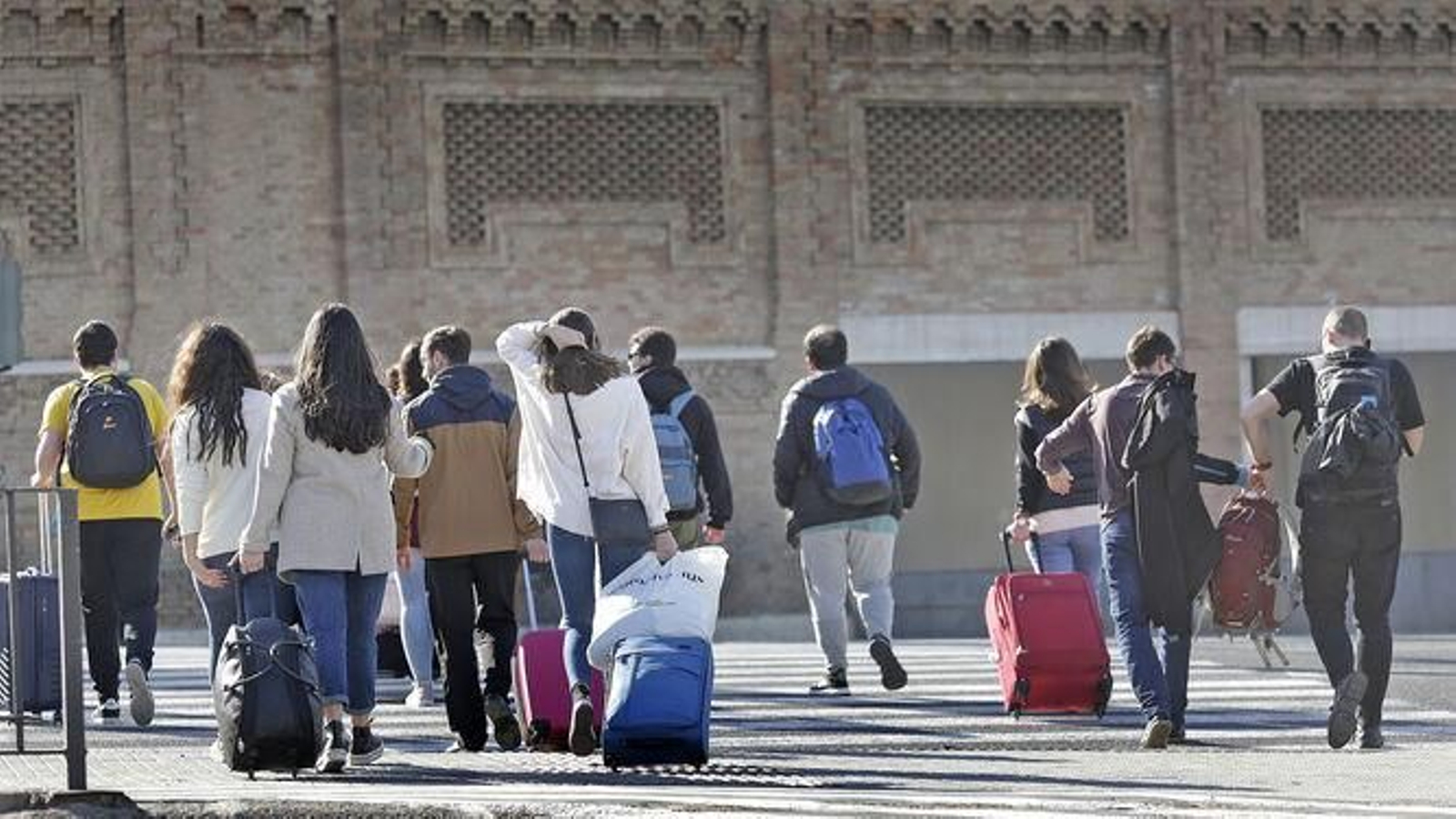 Un grupo de personas al poco de llegar a Cádiz, en unos carnavales pasados