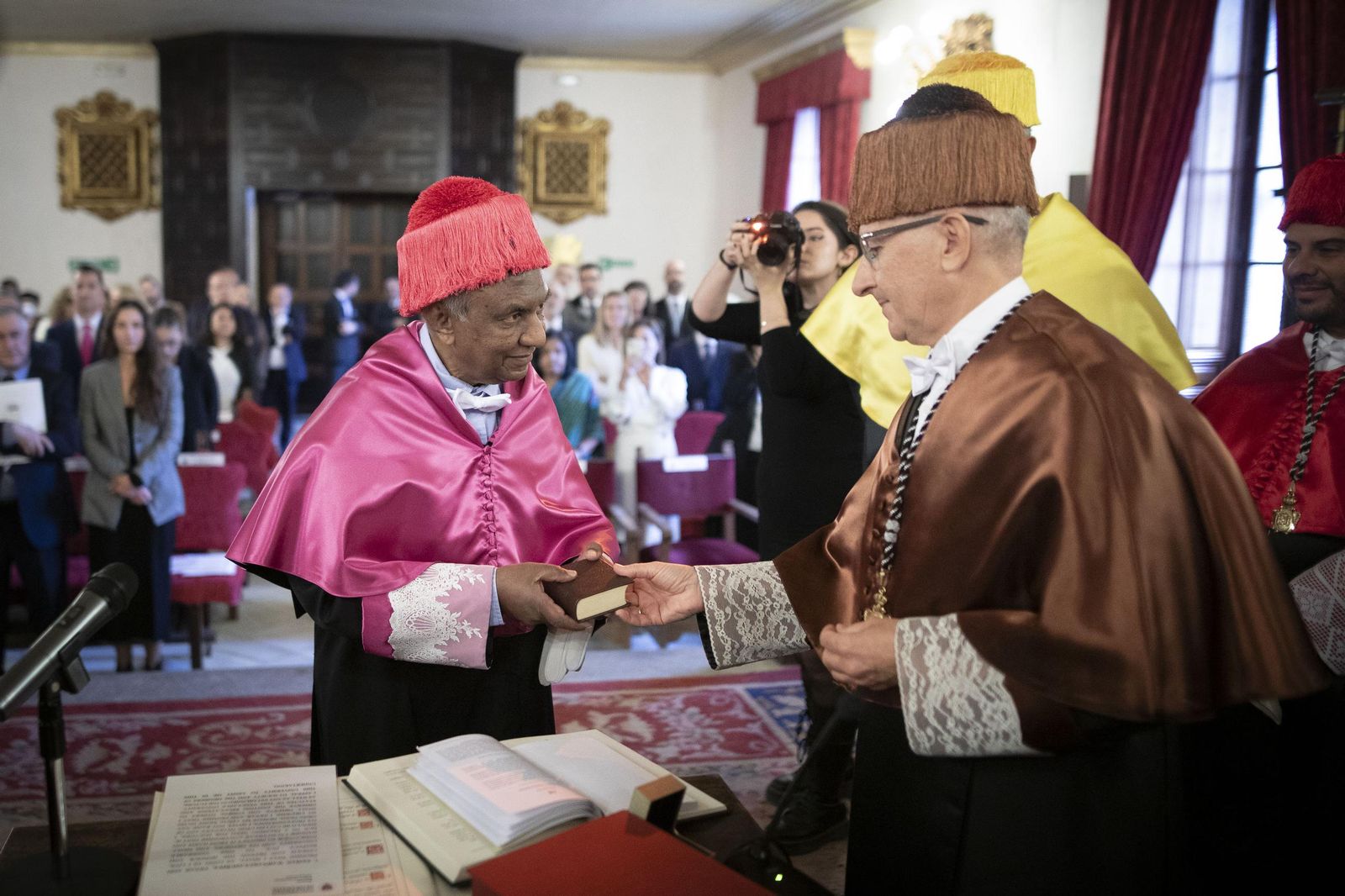 Así se ha convertido Saman Warnakulasuriya en Doctor Honoris Causa por la Universidad de Granada
