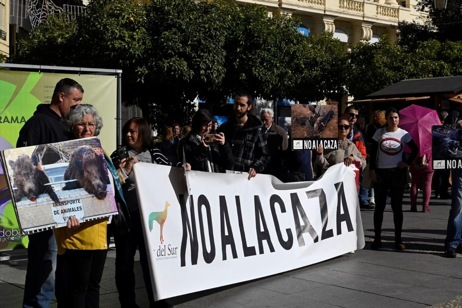 La manifestación para acabar con la caza con perros en Córdoba, en imágenes
