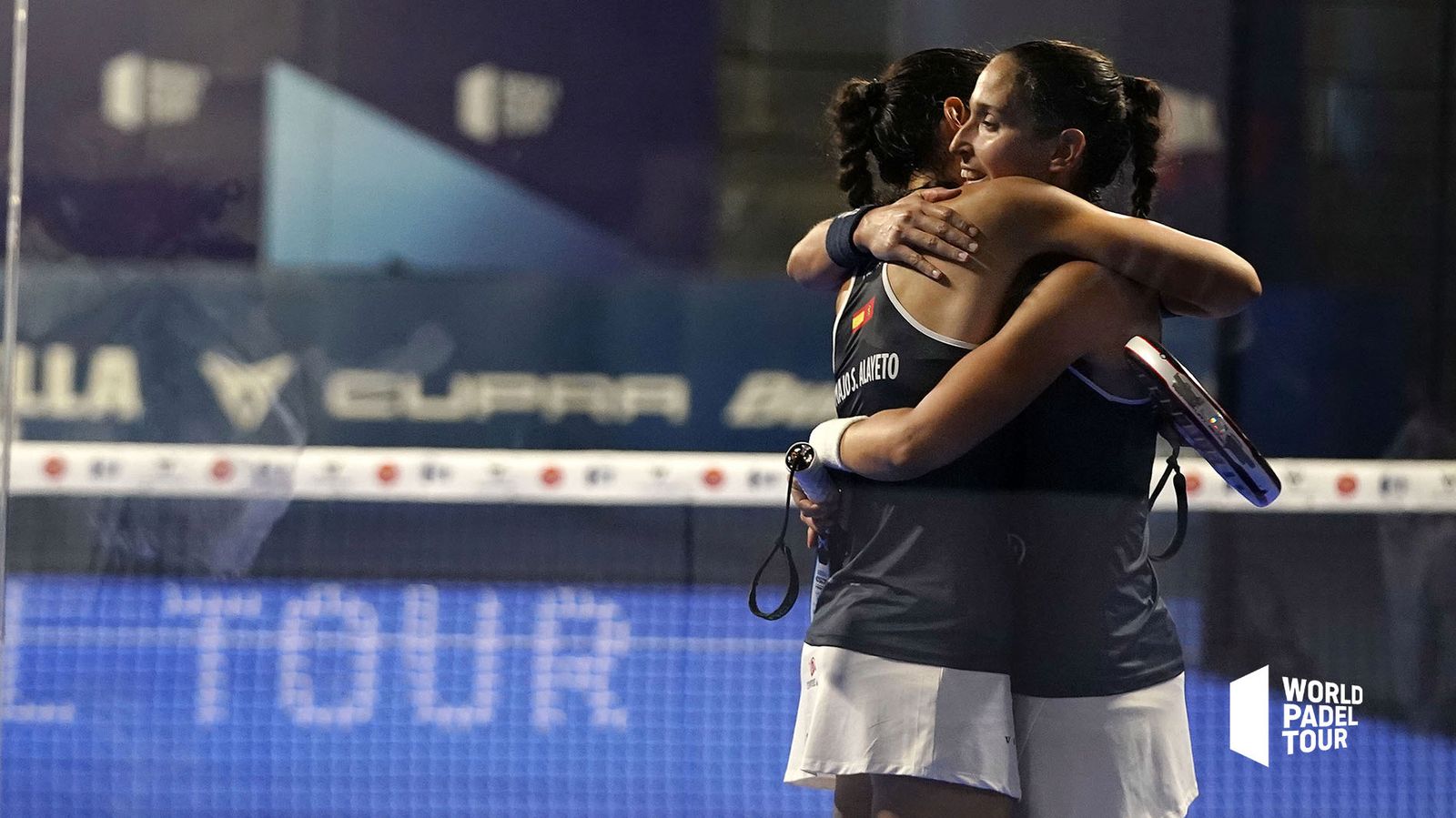 Las hermanas Sánchez Alayeto festejan su pase a la final.
