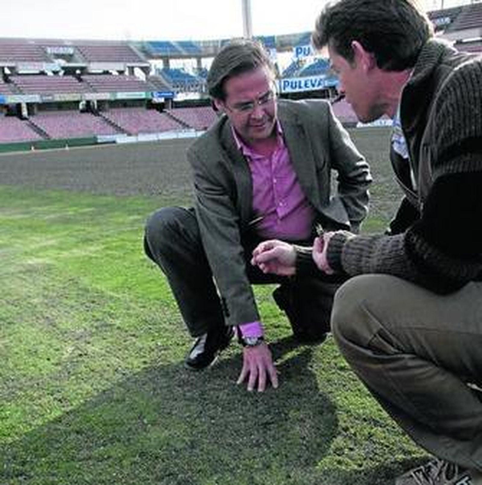 El concejal de Deportes, Antonio Granados, comprueba el estado del césped de Los Cármenes