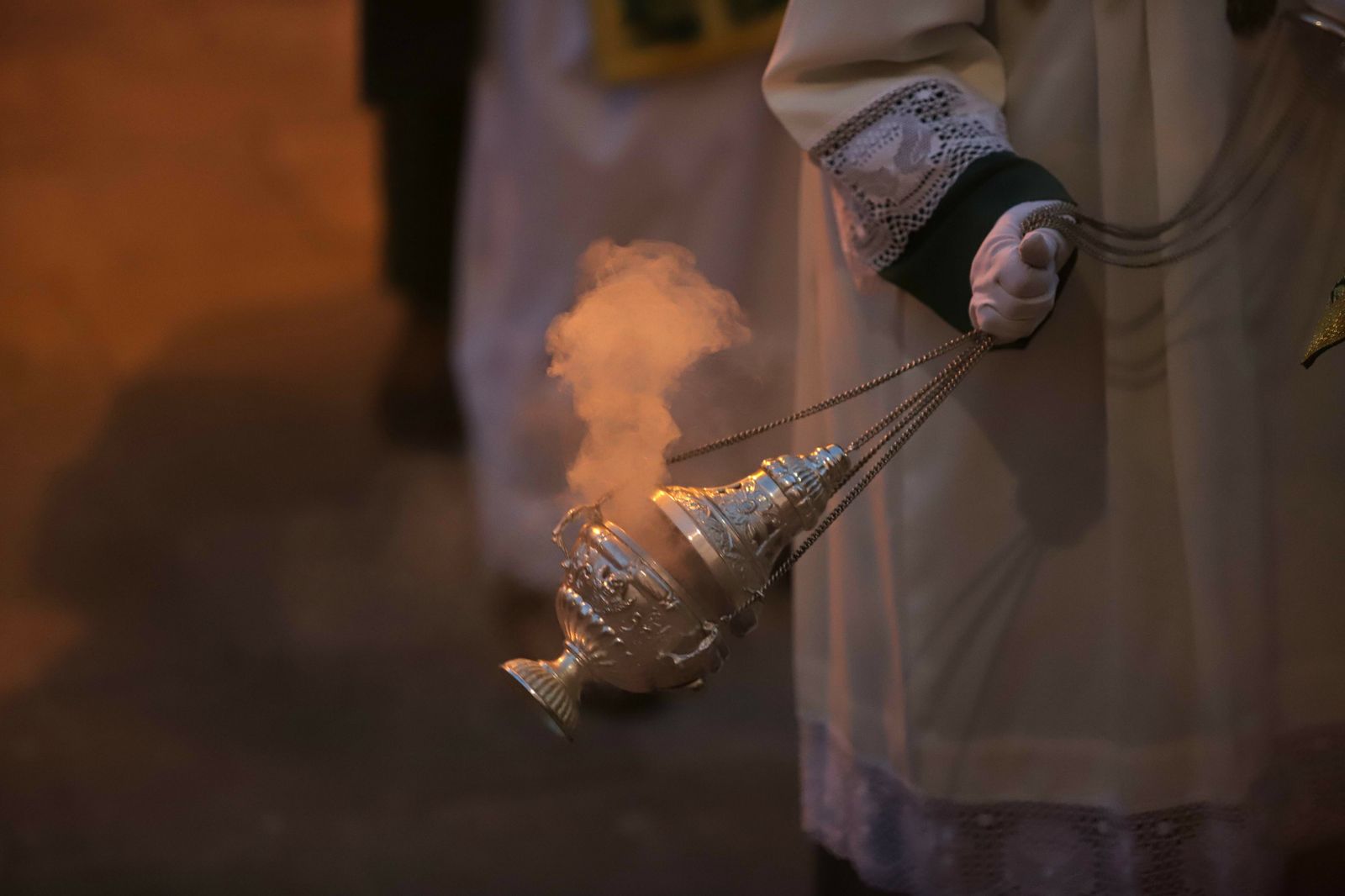 Un acólito balancea un incensario, la pasada Semana Santa