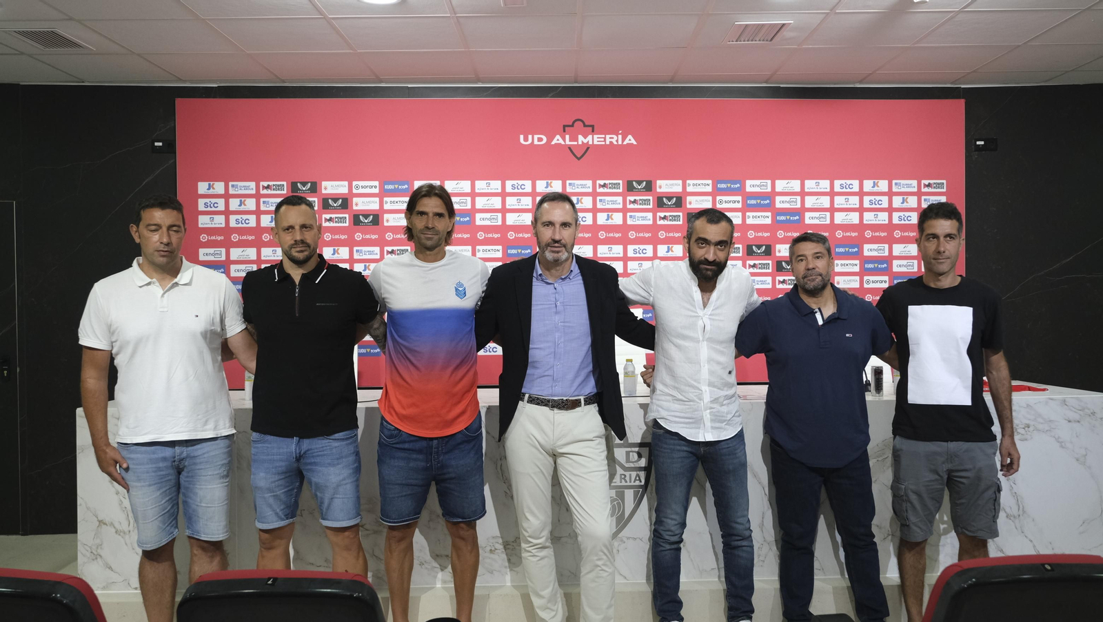 Imágenes de la presentación de Vicente Moreno, nuevo entrenador de la U.D. Almería