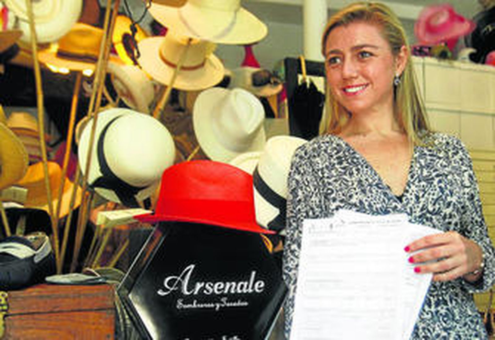 Alicia Simón, en su sombrerería del Arenal y con el recurso que ha presentado a la Sala de lo Contencioso contra el Arsenal.
