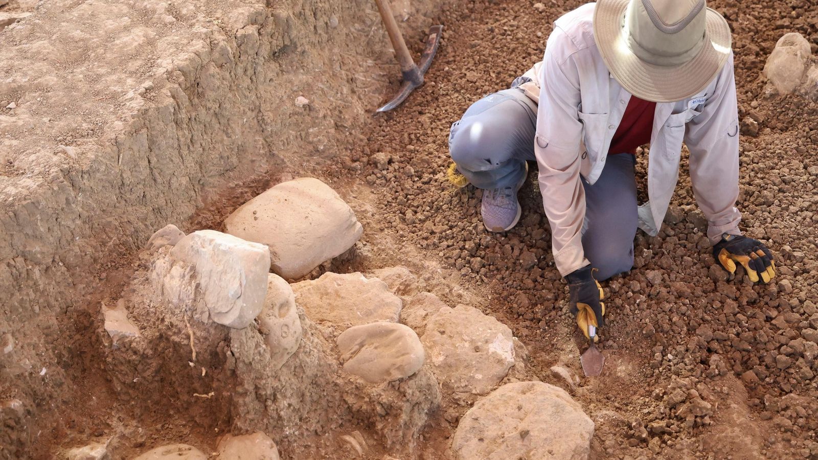 Detalle de un hombre excavando en Cerro del Villar. Detalle de un hombre excavando en Cerro del Villar.