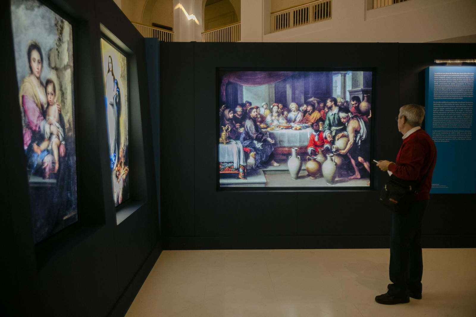 Un espectador observa la reproducción de 'Las bodas de Caná'.